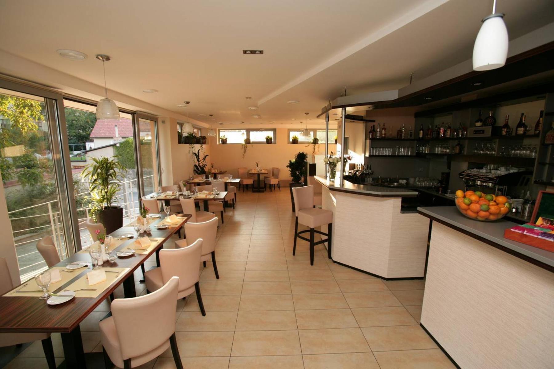 Penzion A Restaurant Barbora กุตนาฮอรา ภายนอก รูปภาพ