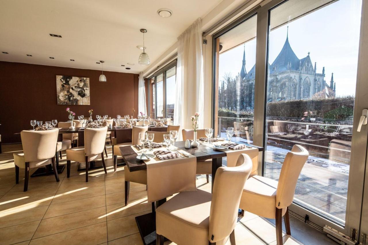 Penzion A Restaurant Barbora กุตนาฮอรา ภายนอก รูปภาพ