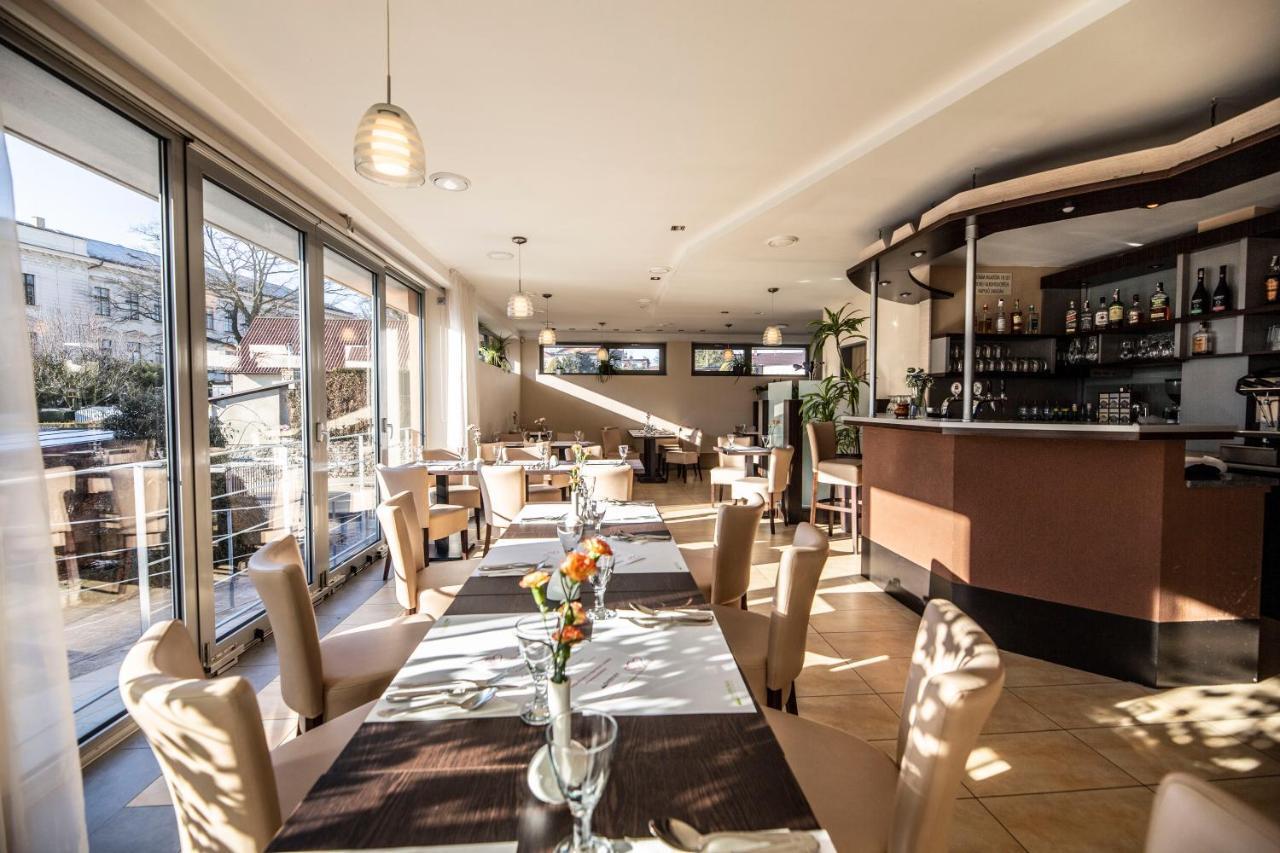 Penzion A Restaurant Barbora กุตนาฮอรา ภายนอก รูปภาพ